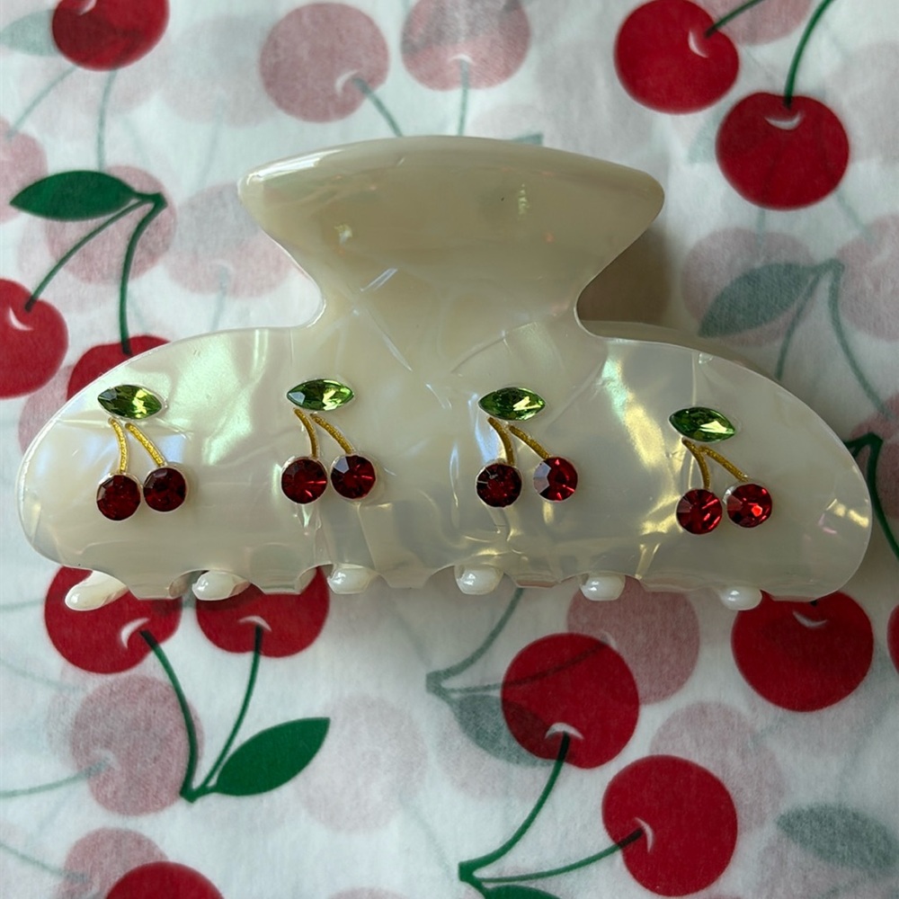🍒 KINSLEY ARMELLE CHERRY CLAW CLIP 🍒 NWT 🍒